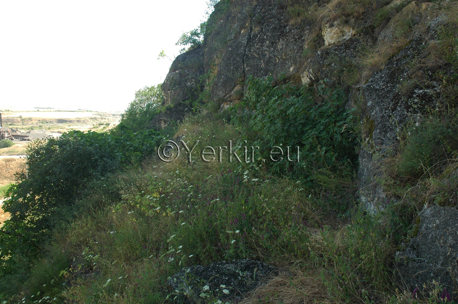 Chemin menant à l’église troglodyte de Khatchénaguède avant les fouilles